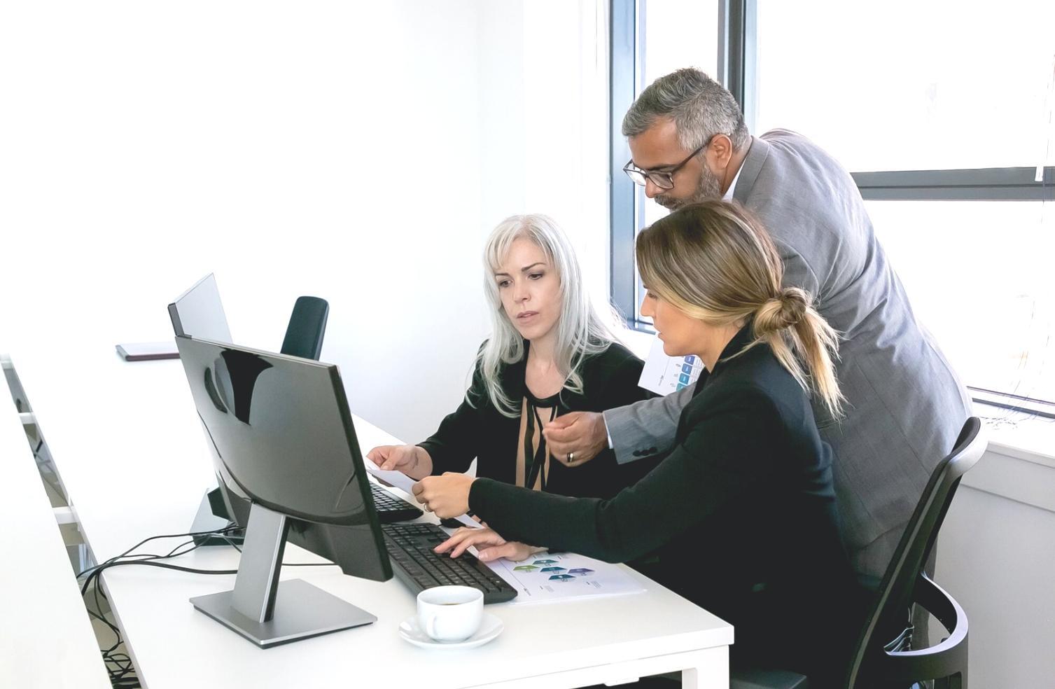 Professional learning environment with modern workspace setup